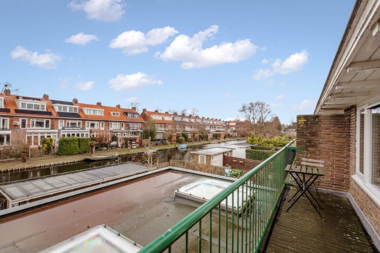 Renovated house with kitchen island - Image 37