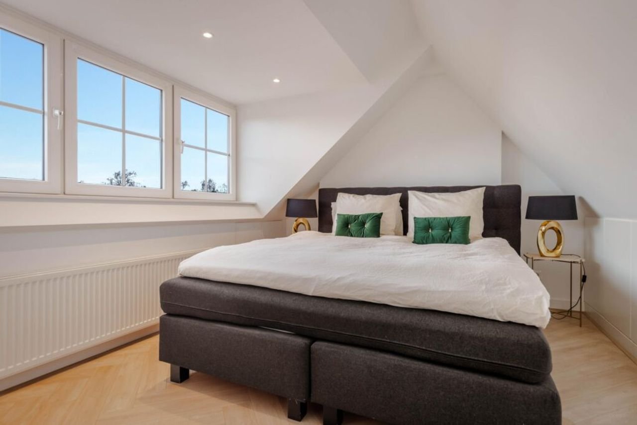 Renovated house with kitchen island - Image 19
