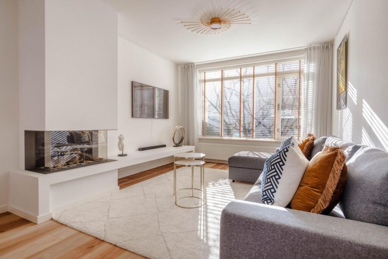 Renovated house with kitchen island - Image 2