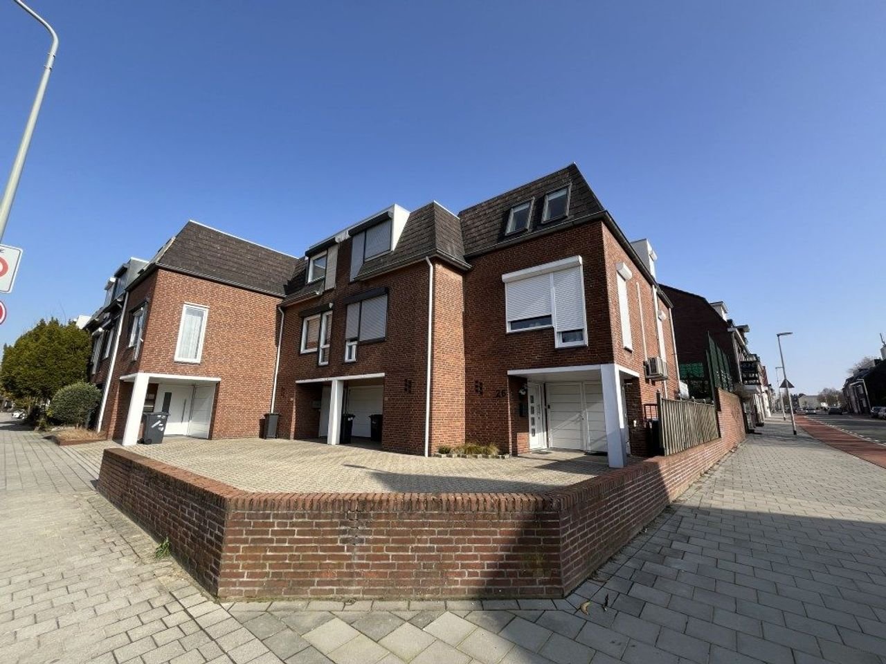 Hoekwoning met garage en zonnepanelen - Afbeelding 1