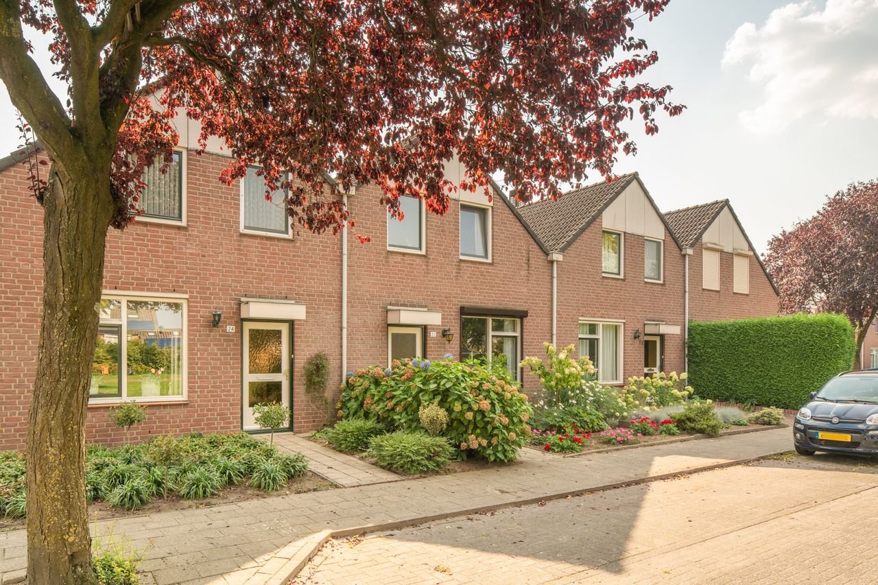 Hoekwoning met garage en ruime tuin - Afbeelding 1