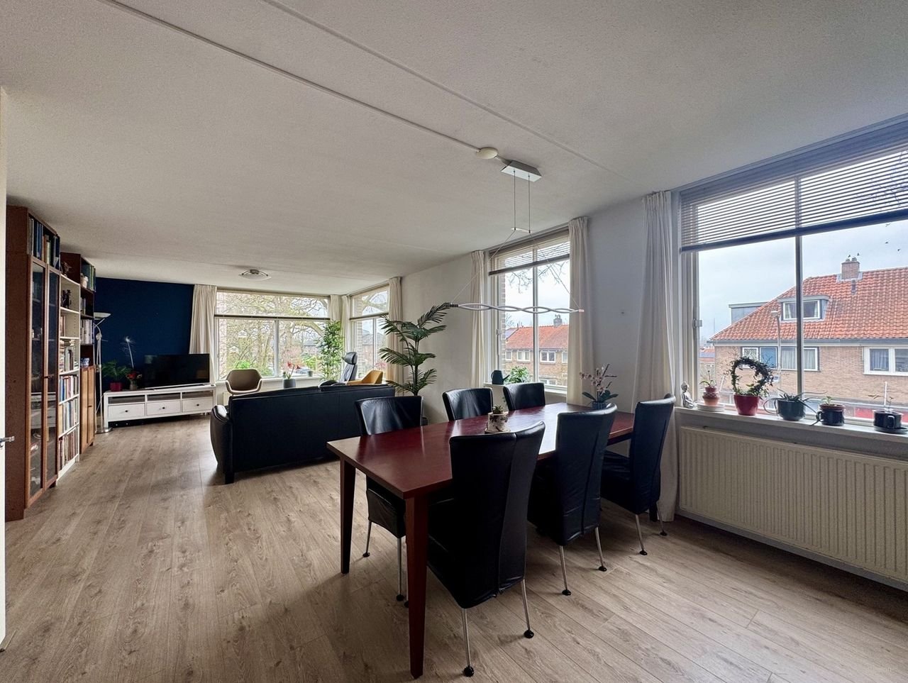 Bright corner apartment with private parking space - Image 12