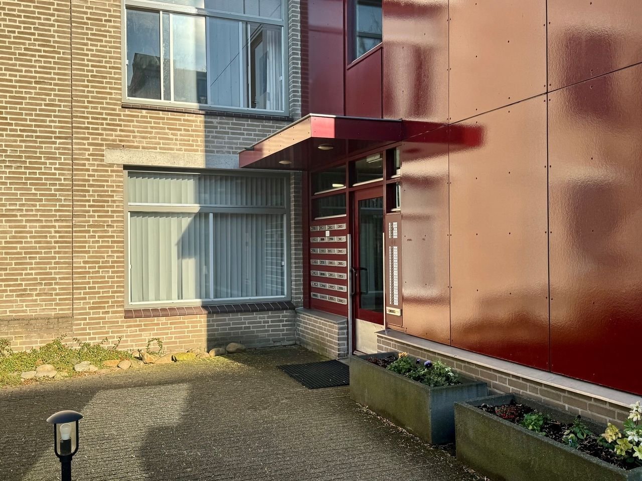 Bright corner apartment with private parking space - Image 6