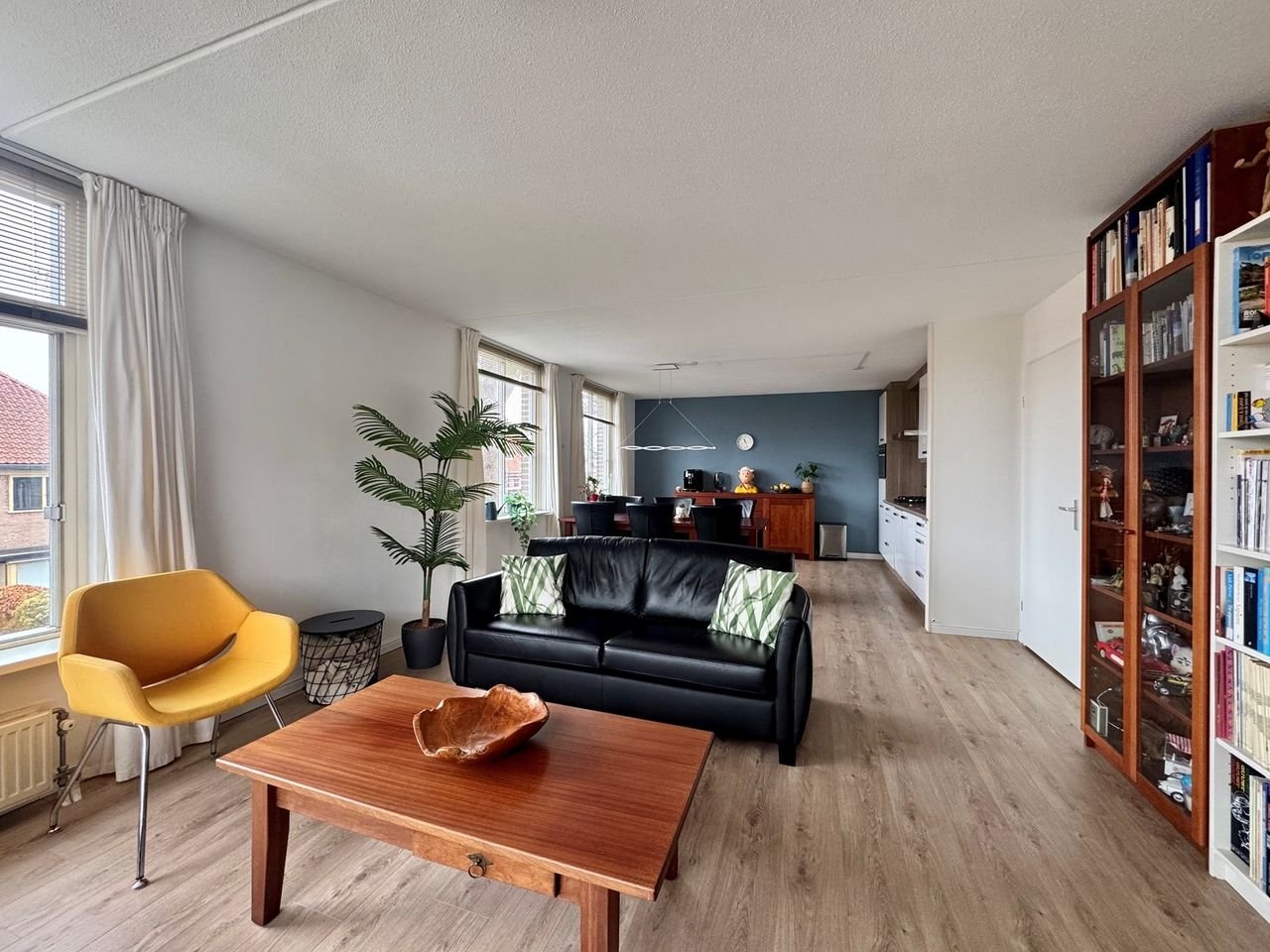 Bright corner apartment with private parking space - Image 13