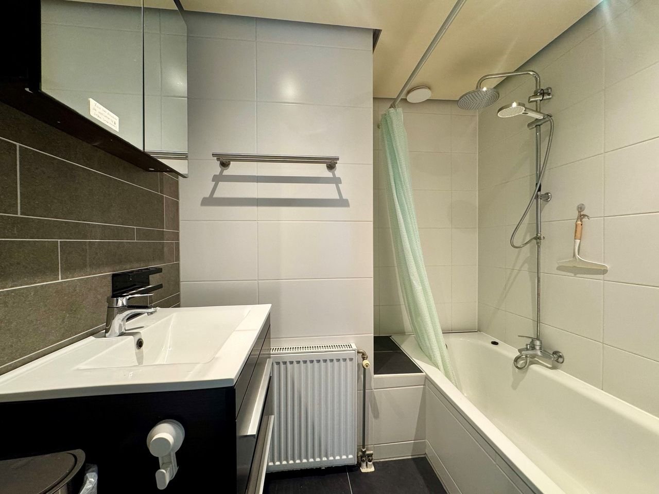 Bright corner apartment with private parking space - Image 8