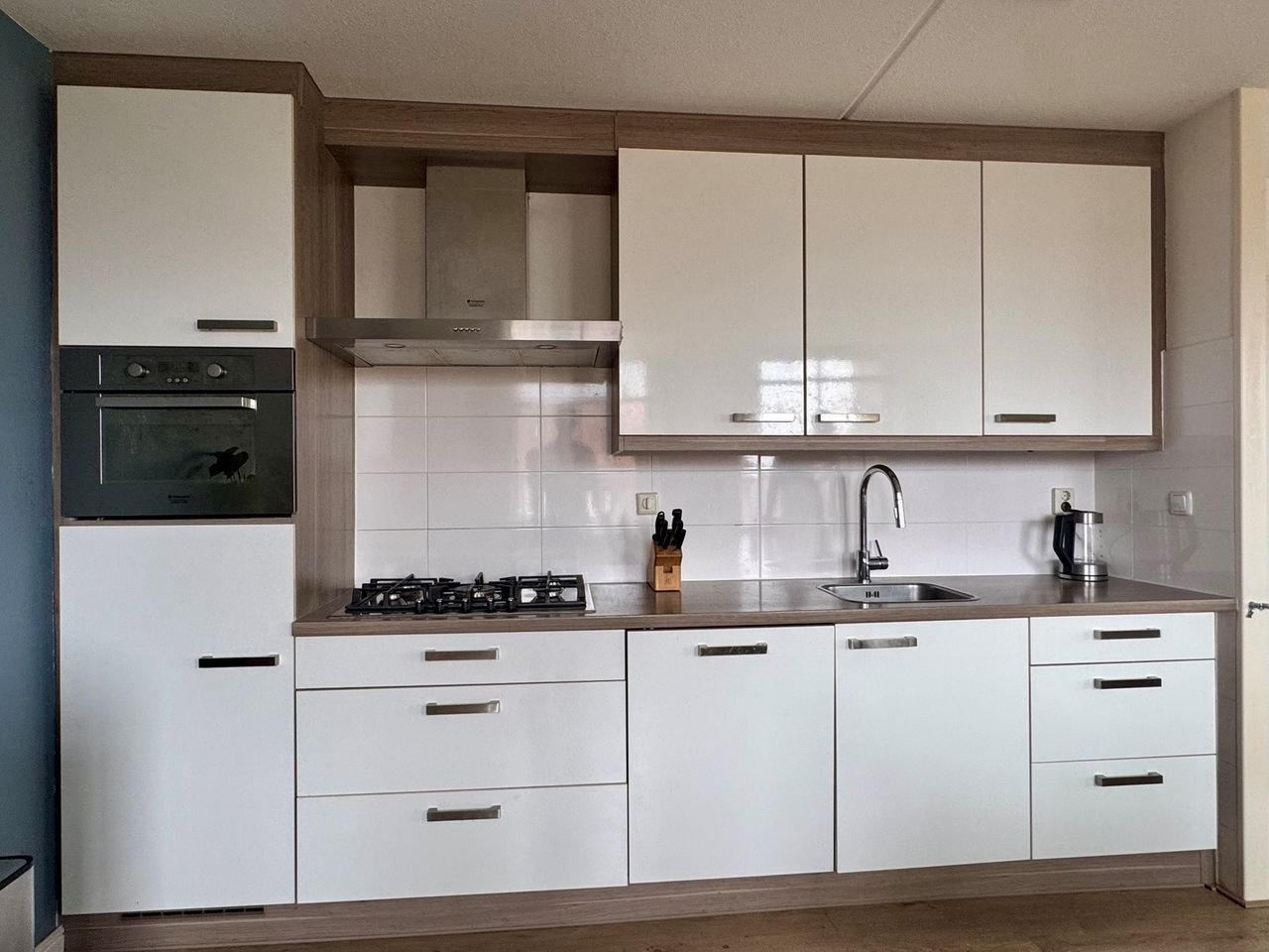 Bright corner apartment with private parking space - Image 9