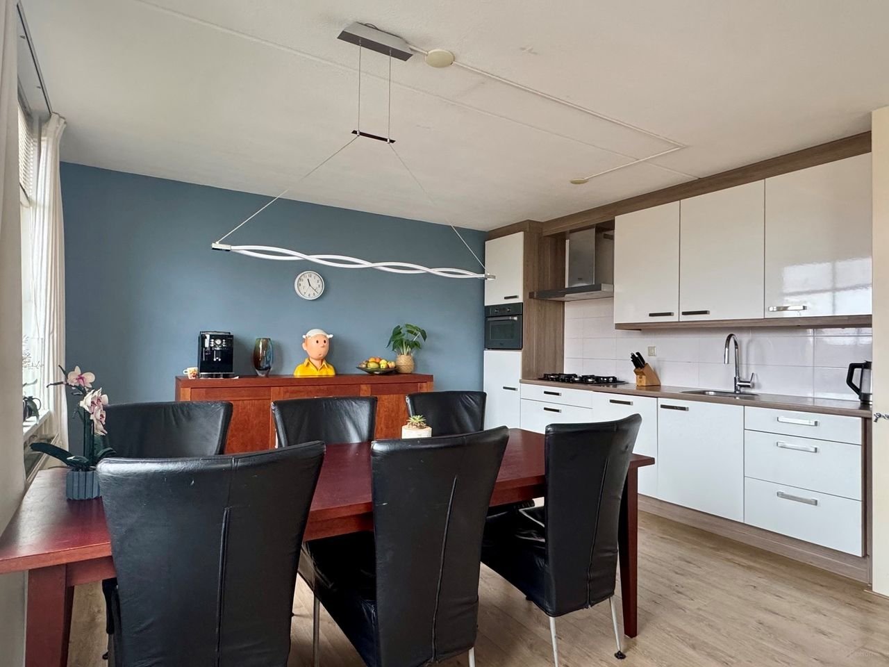 Bright corner apartment with private parking space - Image 11