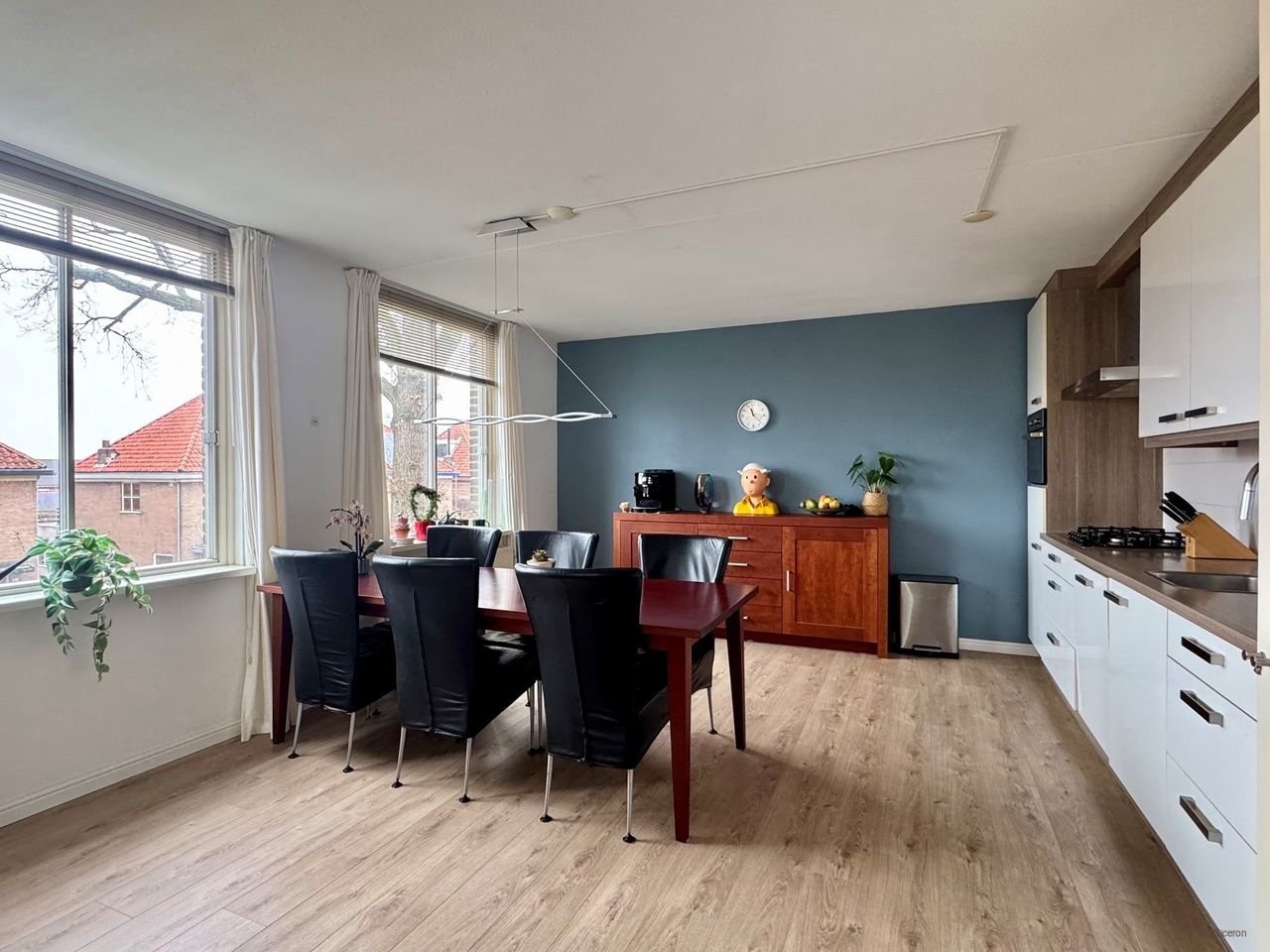 Bright corner apartment with private parking space - Image 10