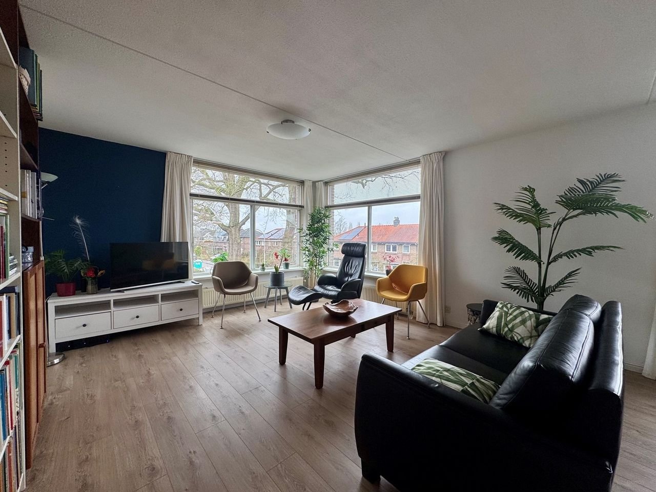 Bright corner apartment with private parking space - Image 14