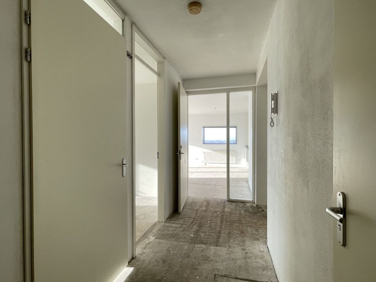 Bright 2-bedroom apartment on the 8th floor in Tolhuis - Image 3