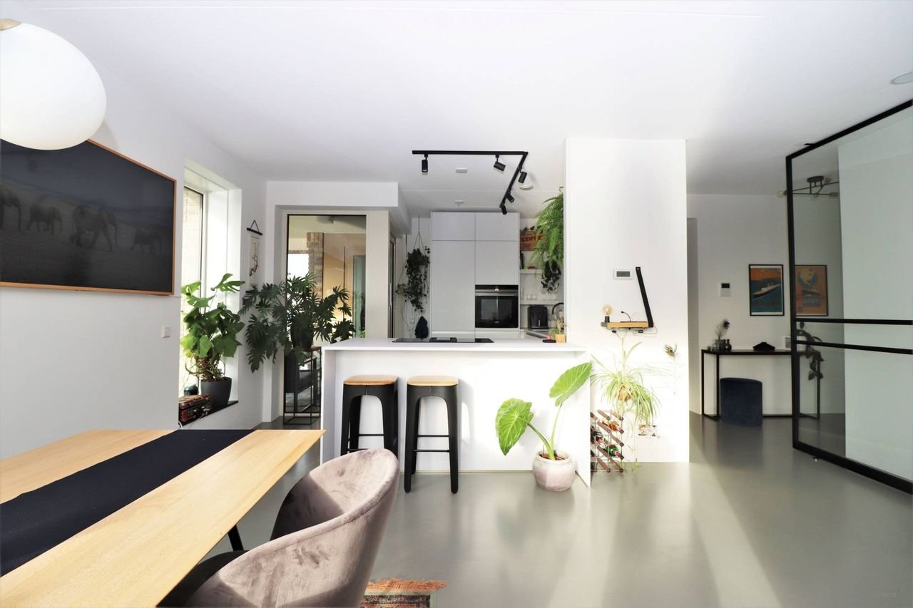 Licht 3-kamerappartement met balkon en parking - Afbeelding 1