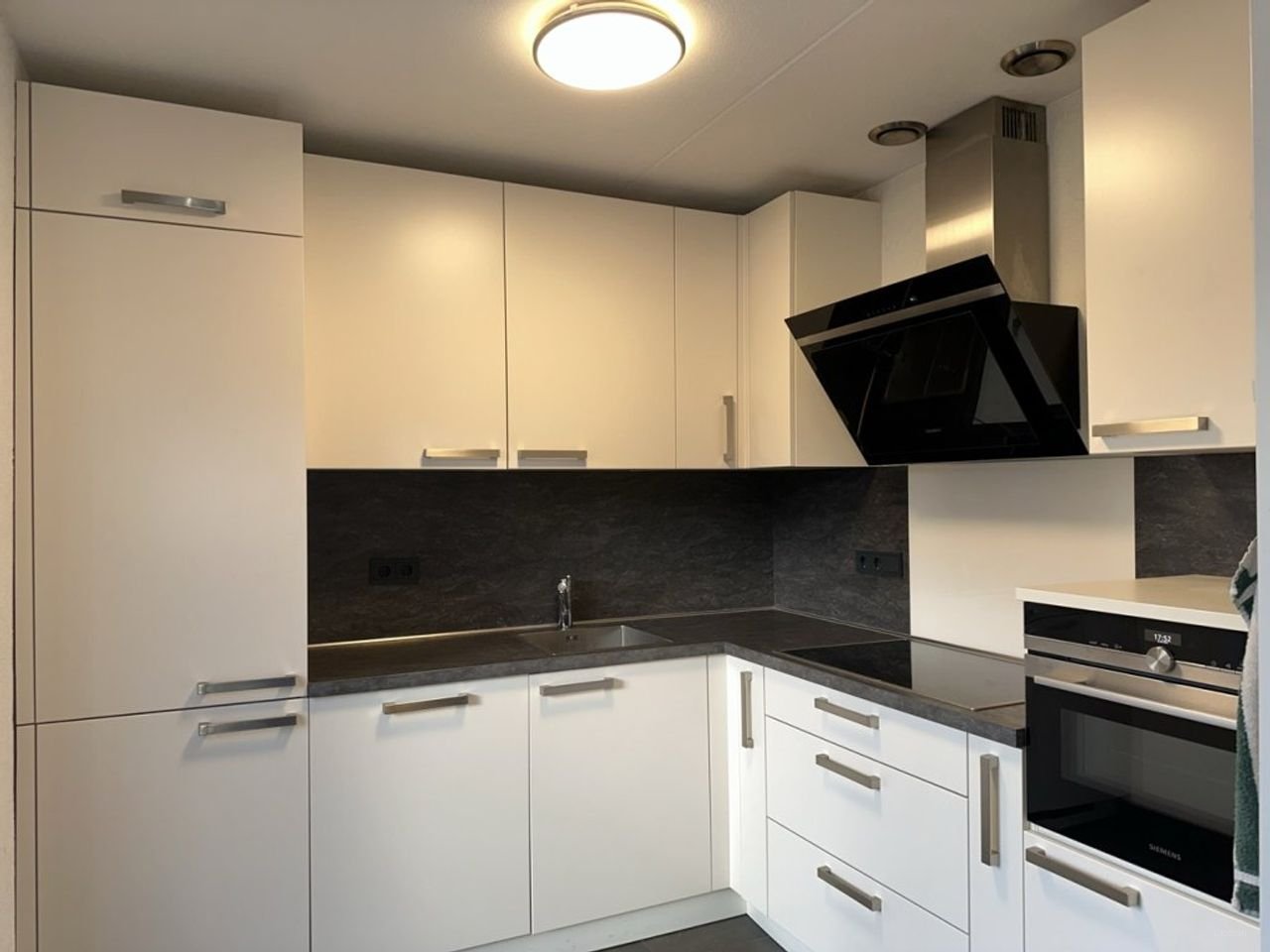 Hoekwoning met garage en zonnepanelen - Afbeelding 2