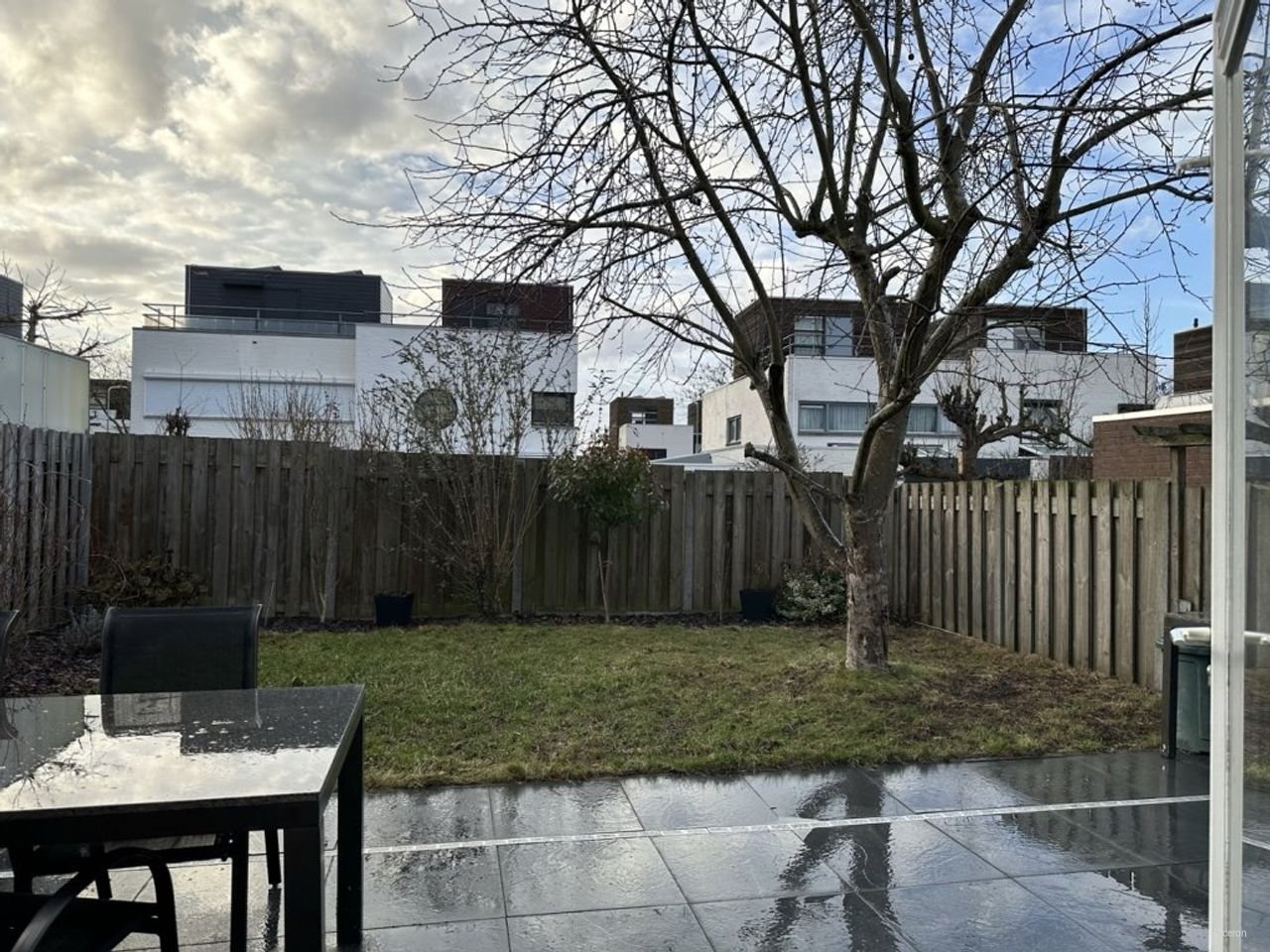 Hoekwoning met garage en zonnepanelen - Afbeelding 1