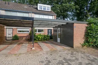 Royale hoekwoning met carport in Meijhorst