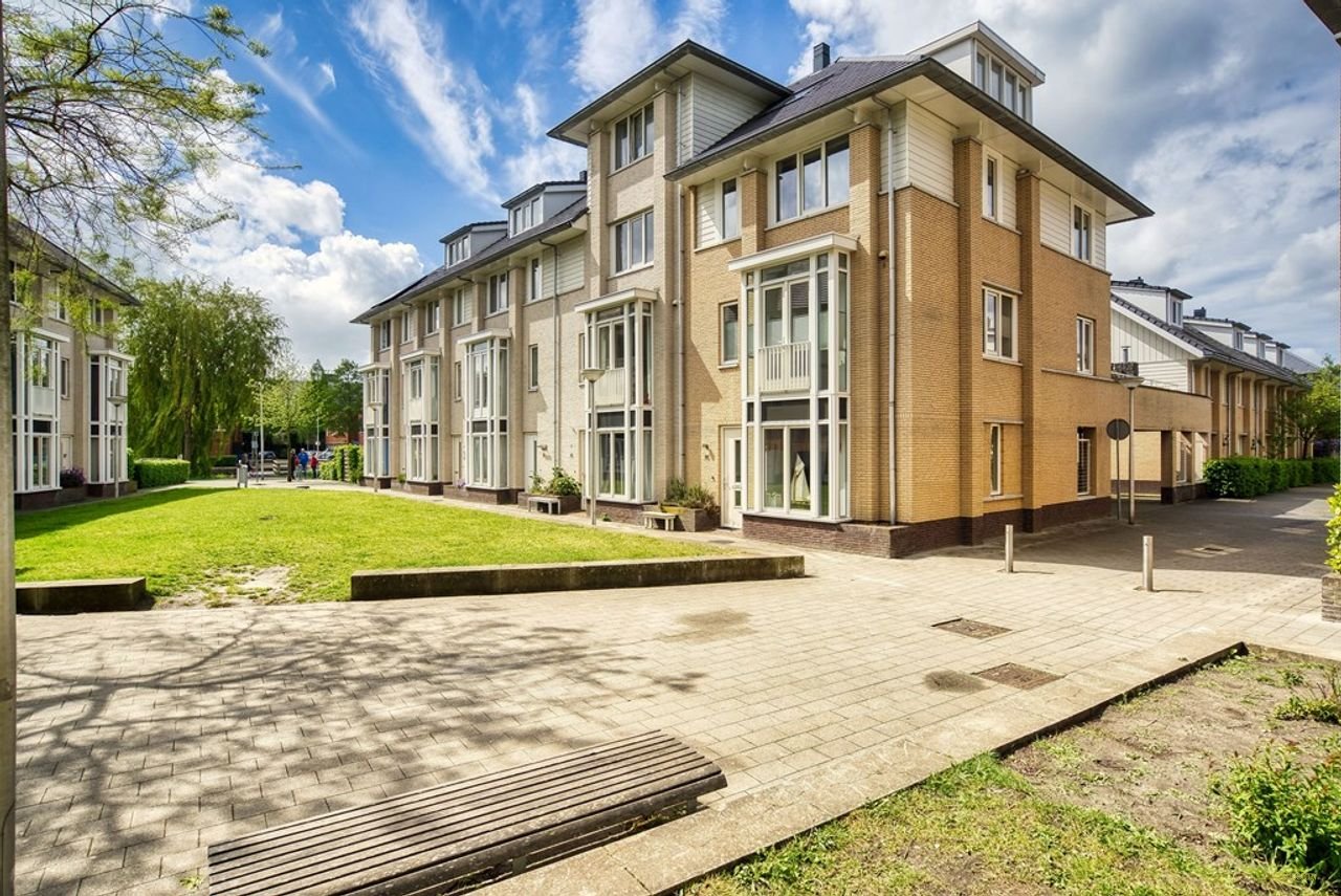 Bright corner house (174 m²) with an expansive terrace - Image 1