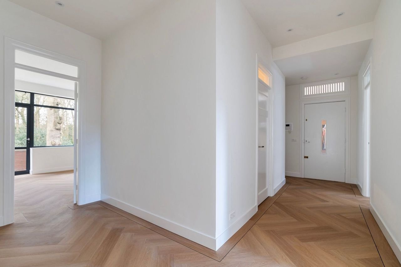 Ruim 5-kamerappartement met parkzicht - Afbeelding 2