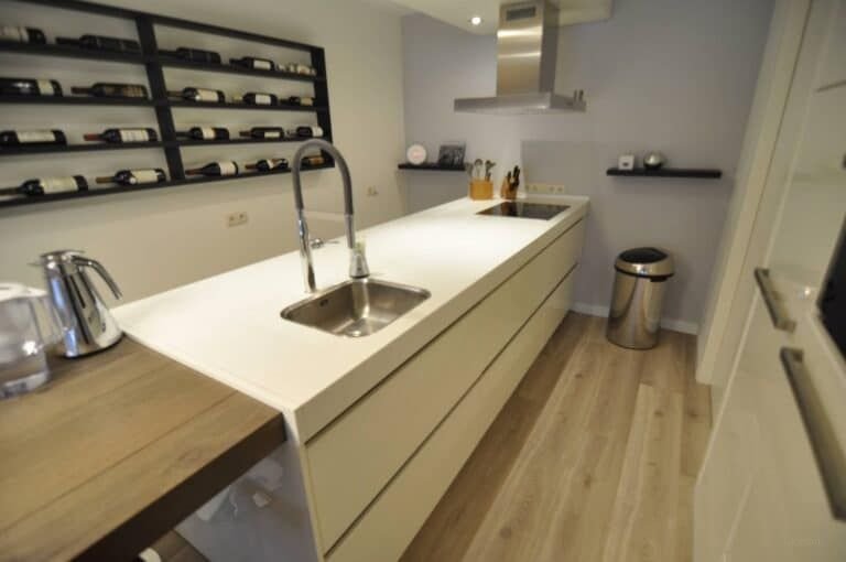 Luxury city apartment with private parking - Image 9