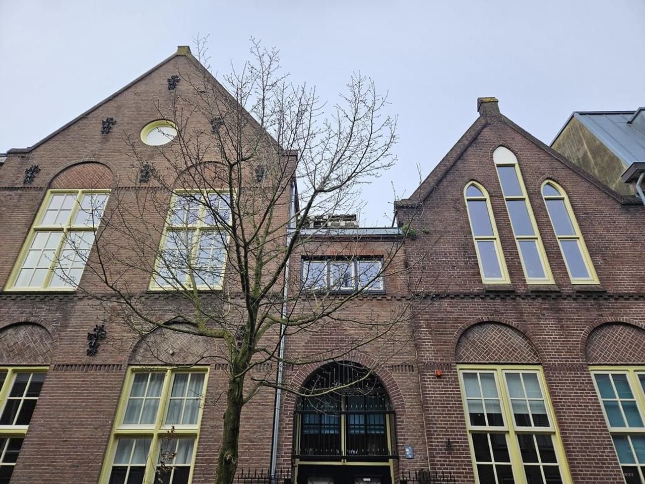 Modern wonen in schoolgebouw uit 1904 - Afbeelding 1