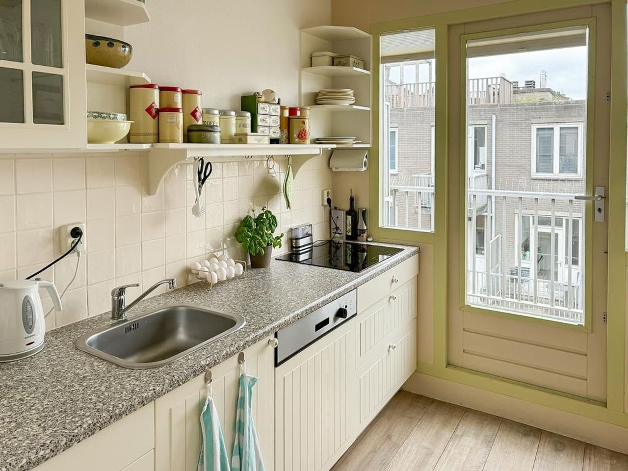 Zonnige studio in de Jordaan met twee balkons - Afbeelding 15