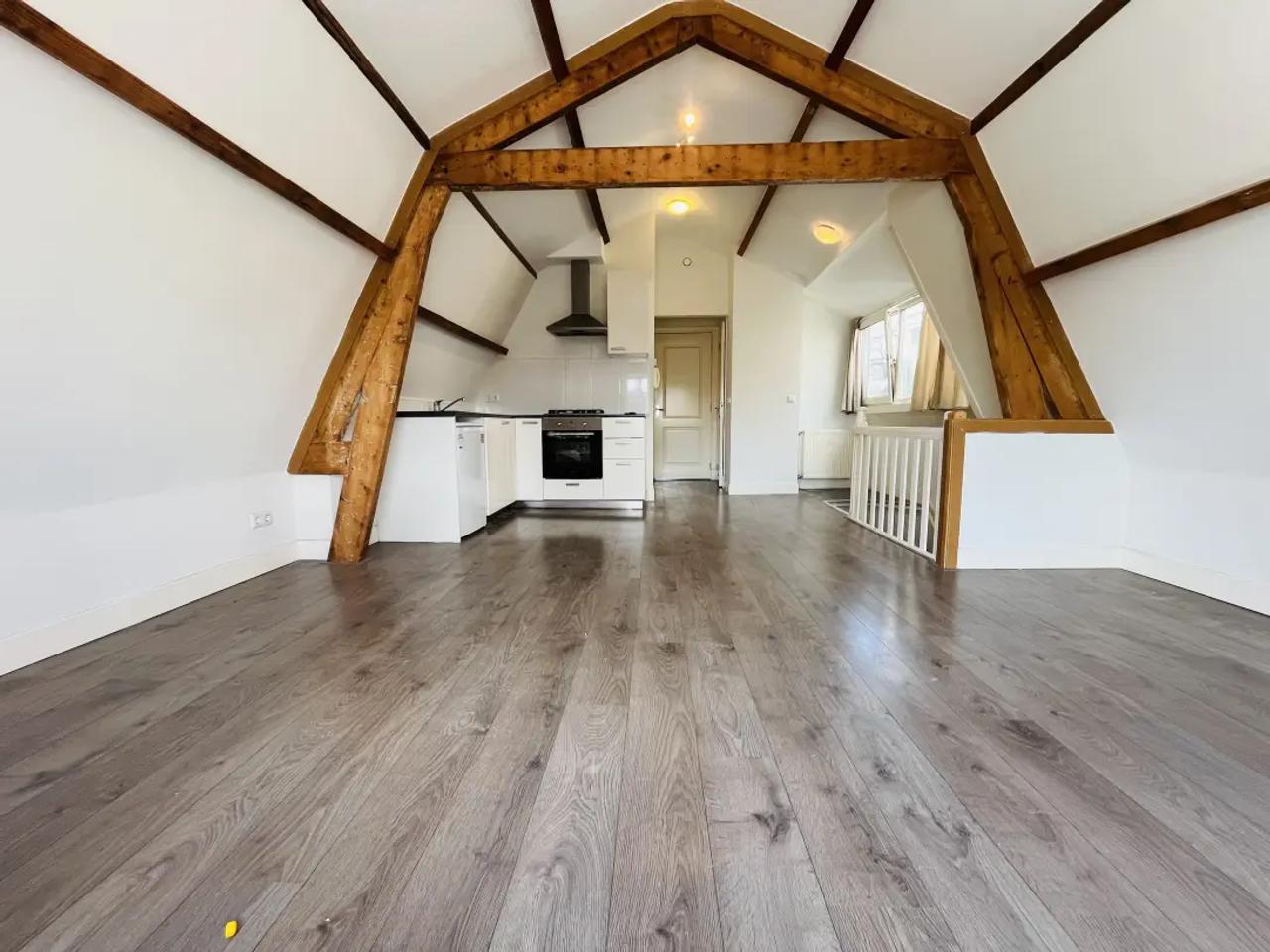 2-kamer appartement bovenin in Hillesluis - Afbeelding 1