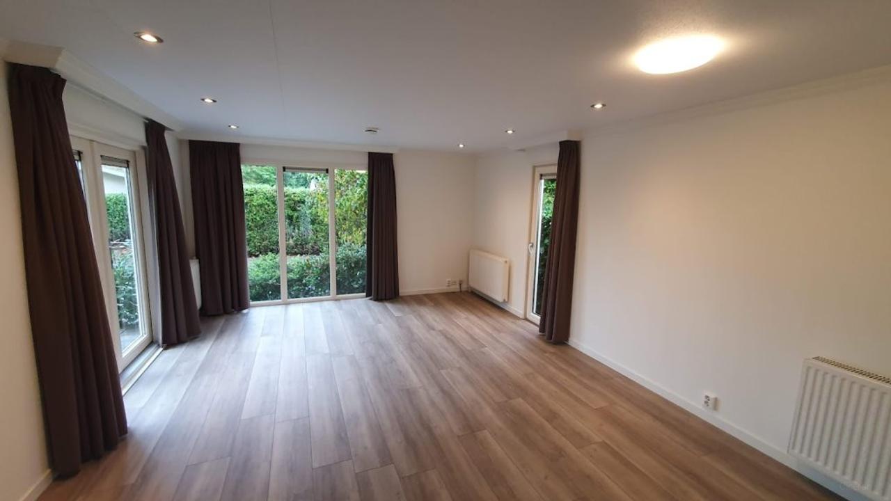 Modern chalet met tuin vlak bij centrum - Afbeelding 9