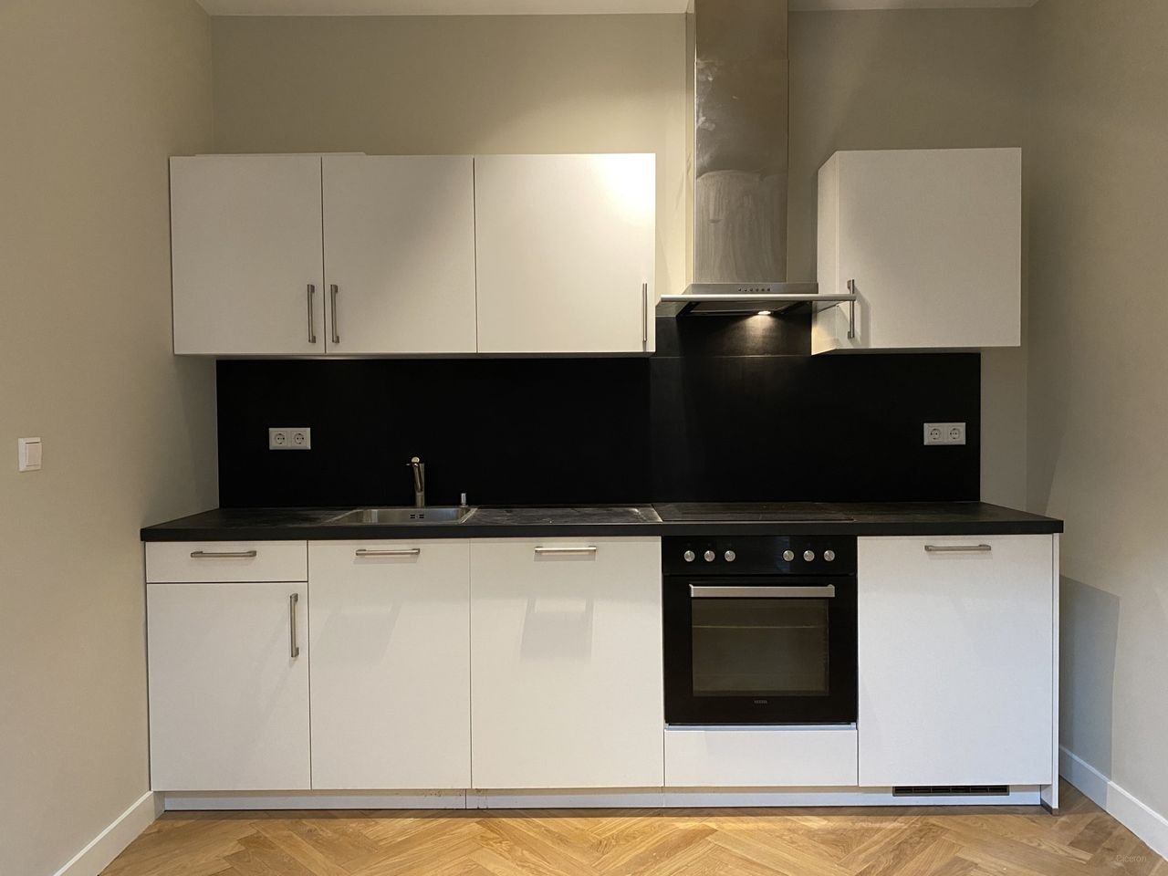 Renovated student apartment with patio - Image 3