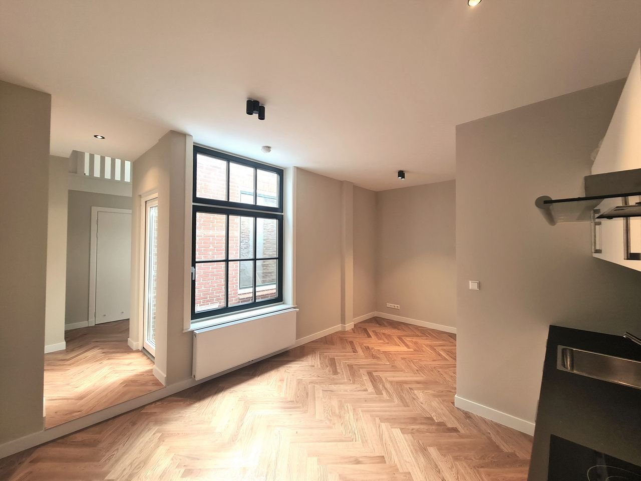 Renovated student apartment with patio - Image 2