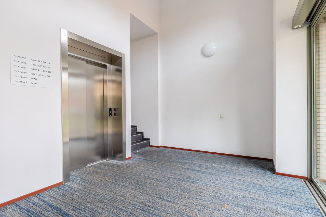 Ground-floor apartment with terrace and private parking - Image 3