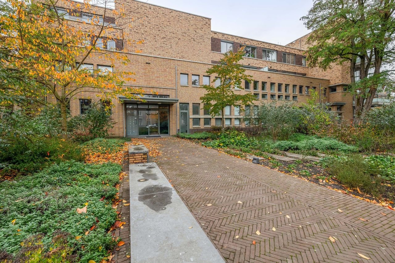 Ground-floor apartment with terrace and private parking - Image 2