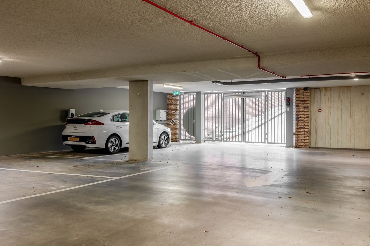Ground-floor apartment with terrace and private parking - Image 19