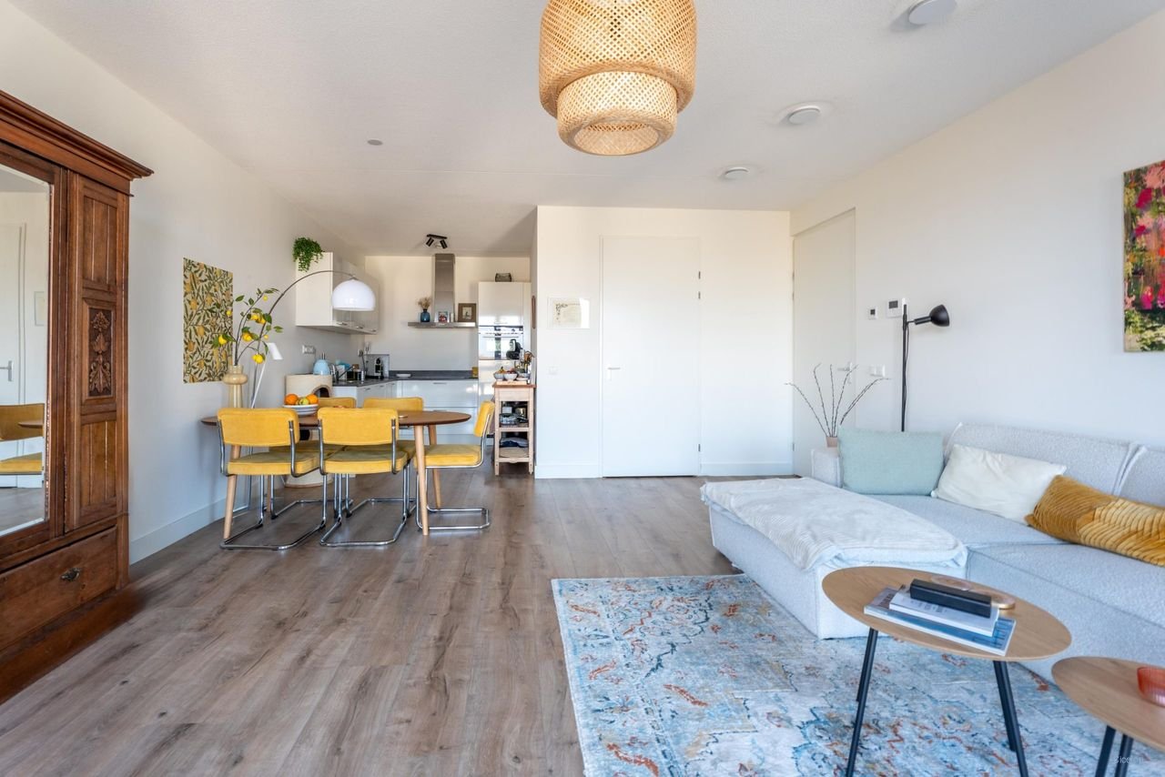 Modern 55+ apartment with private parking space - Image 3