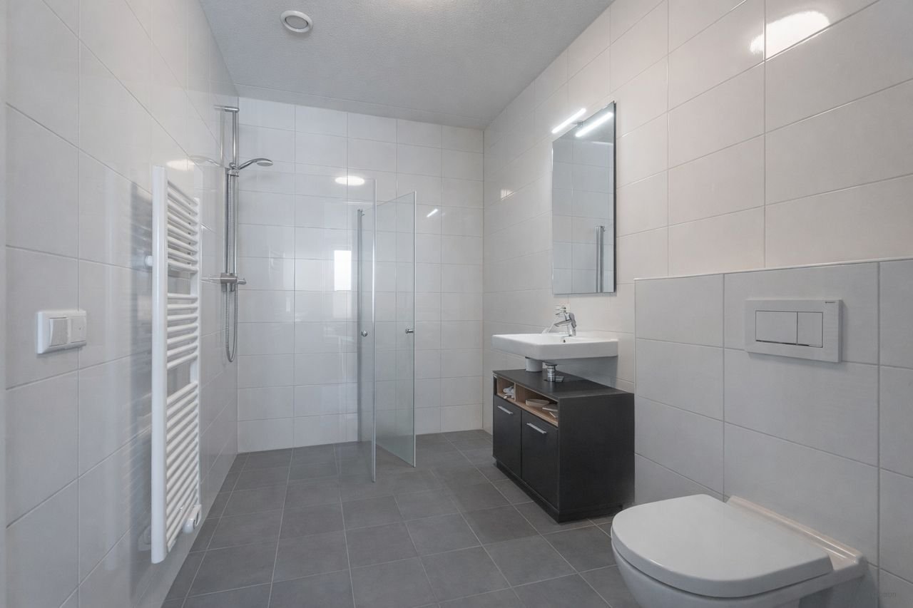 Modern 55+ apartment with private parking space - Image 7