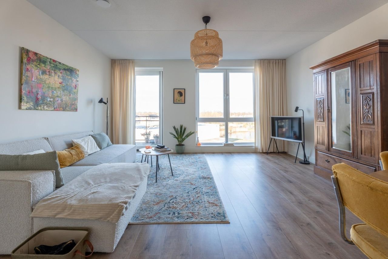 Modern 55+ apartment with private parking space - Image 2