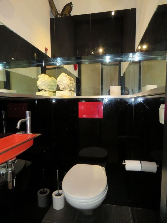 Modern 2-bedroom apartment in the heart of The Hague - Image 11