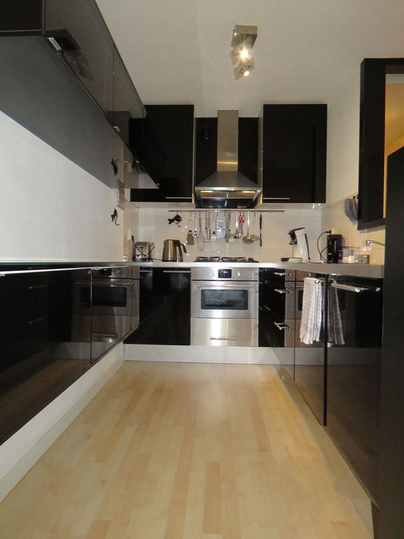 Modern 2-bedroom apartment in the heart of The Hague - Image 8