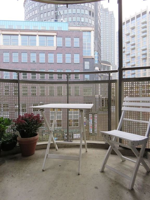 Modern 2-bedroom apartment in the heart of The Hague - Image 13