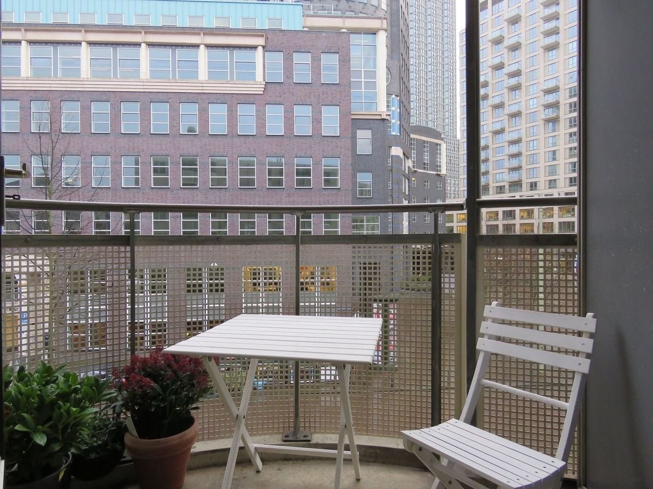 Modern 2-bedroom apartment in the heart of The Hague - Image 12