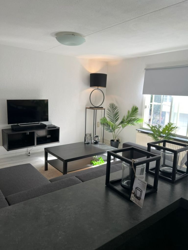 Modern 2-bedroom apartment in the heart of The Hague - Image 2