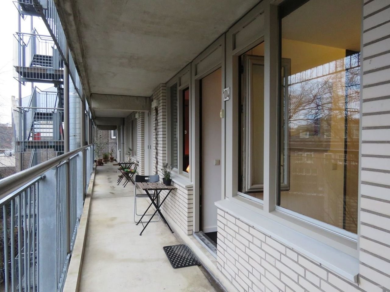 Modern 2-bedroom apartment in the heart of The Hague - Image 17