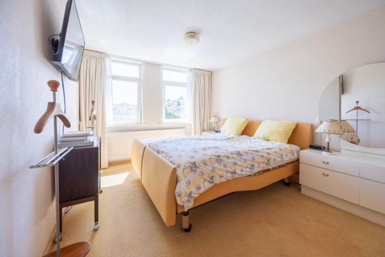 Bright family home with a deep garden - Image 13