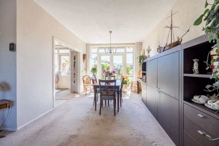 Bright family home with a deep garden - Image 5