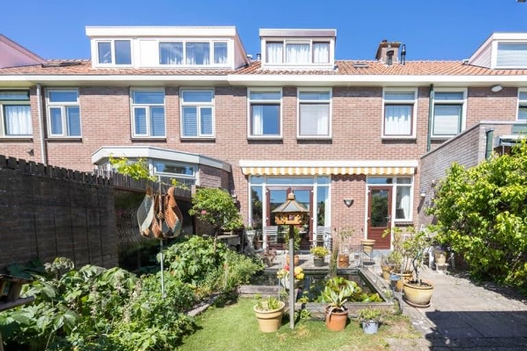 Bright family home with a deep garden - Image 9