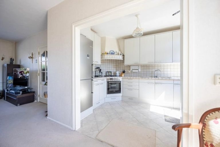 Bright family home with a deep garden - Image 6