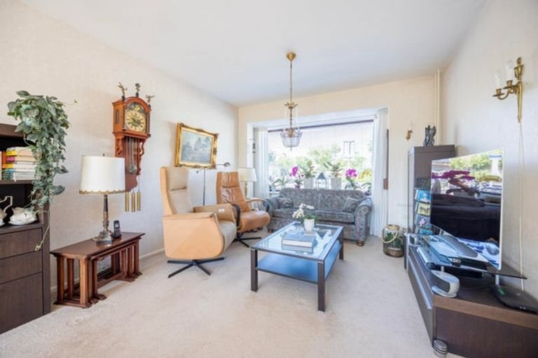 Bright family home with a deep garden - Image 2