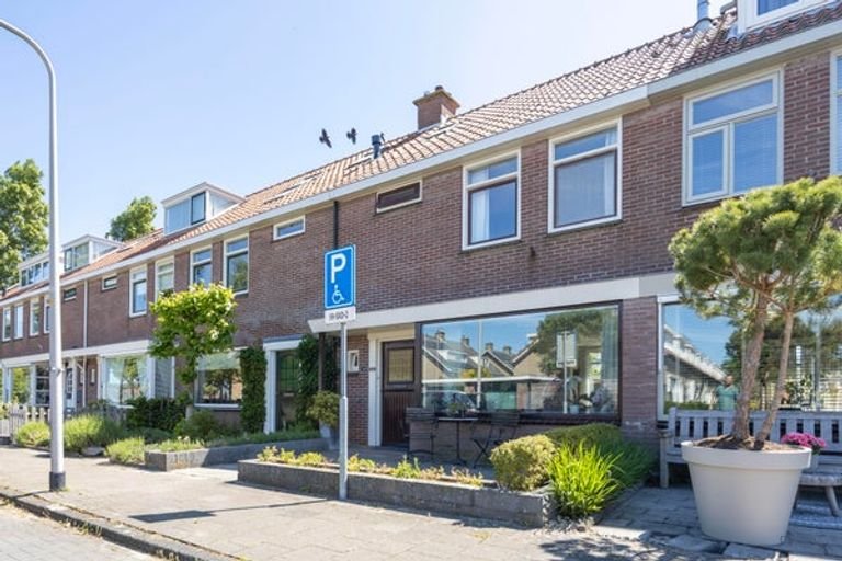 Bright family home with a deep garden - Image 24