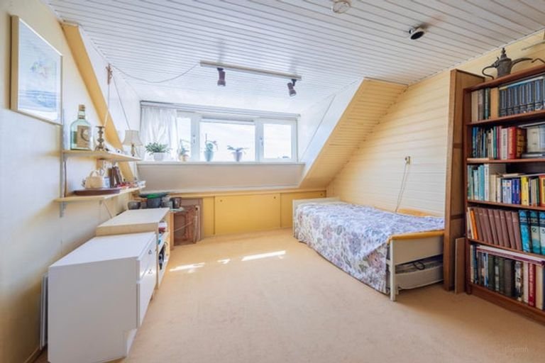 Bright family home with a deep garden - Image 21