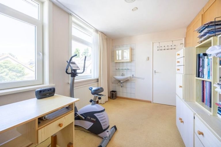 Bright family home with a deep garden - Image 17