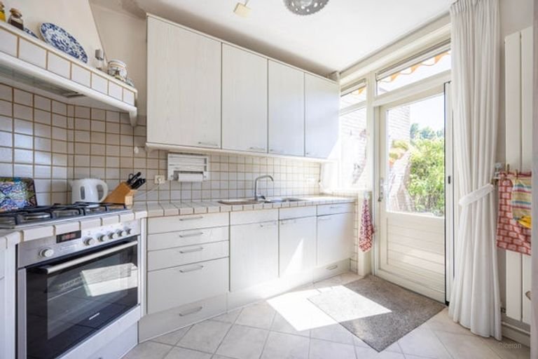 Bright family home with a deep garden - Image 8