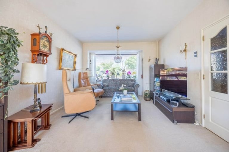 Bright family home with a deep garden - Image 3