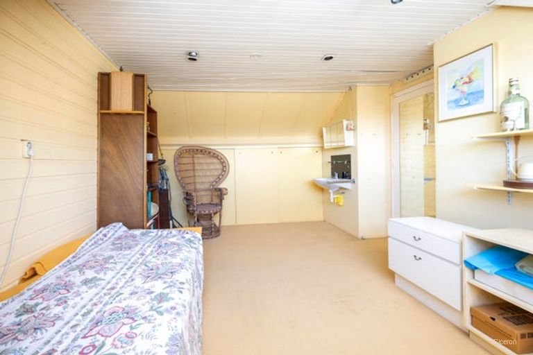 Bright family home with a deep garden - Image 22